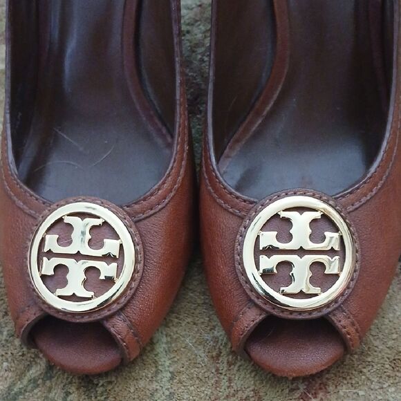 Tory Burch Brown Leather Heels with Iconic Medallion - Picture 3 of 6